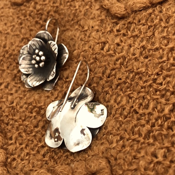 Beautiful Flowers Earring - Picture 3 of 4